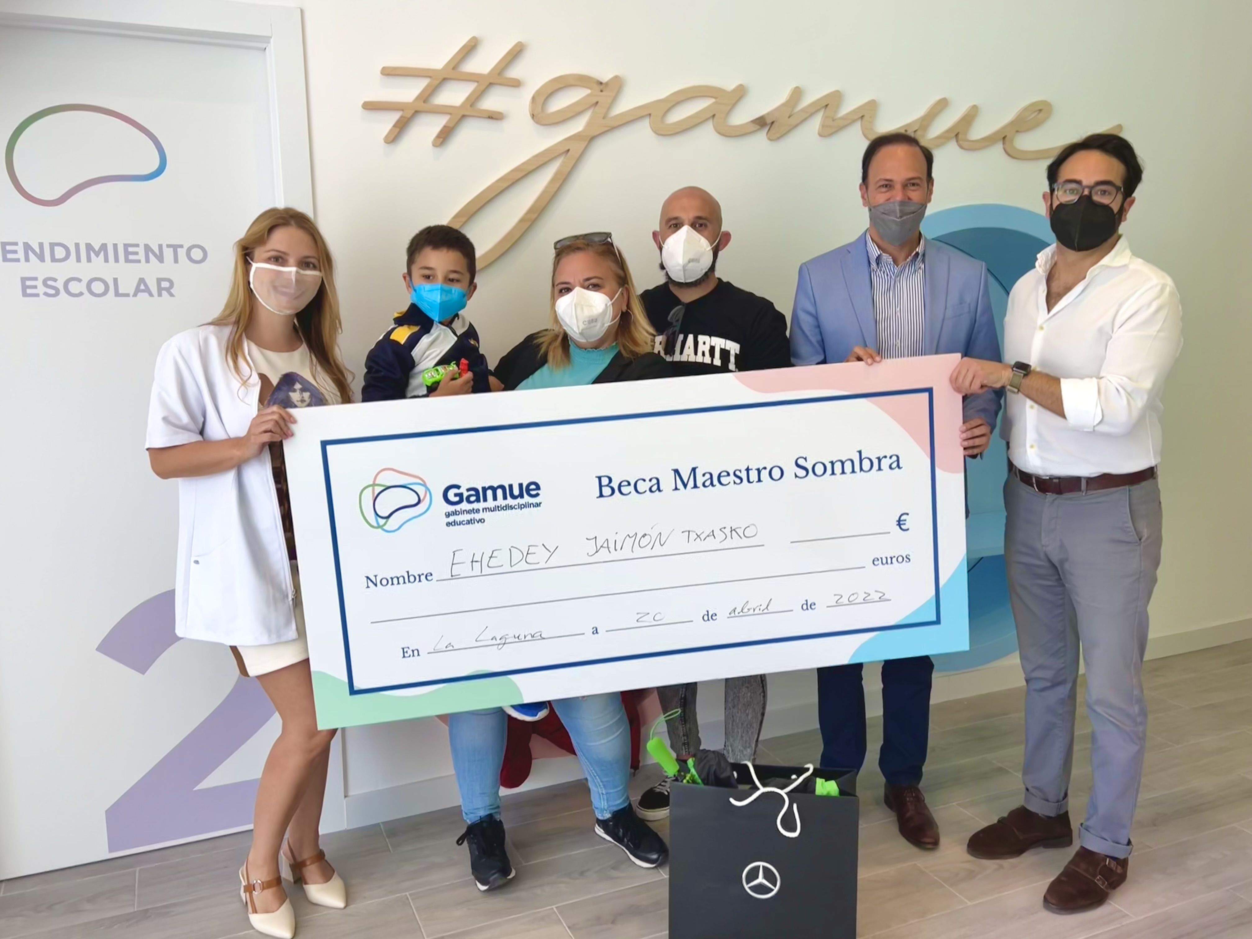 De izquierda a derecha: Ariana de Sousa (Coordinadora de GAMUE), familia del pequeño Ehedey J.T. (ganadores de la beca), Alejandro González (Director Comercial del grupo RAHN ) y Carlos de la Cruz (Gerente de GAMUE). 