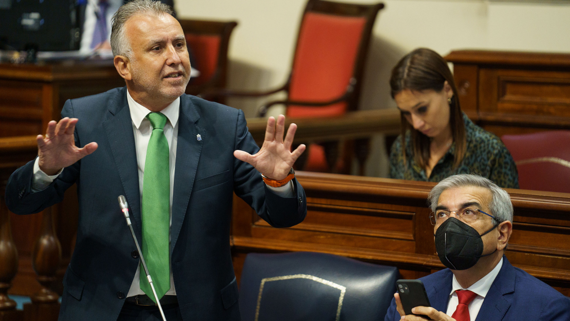 El presidente del Gobierno de Canarias, Ángel Víctor Torres, en el Parlamento de Canarias. / EFE 