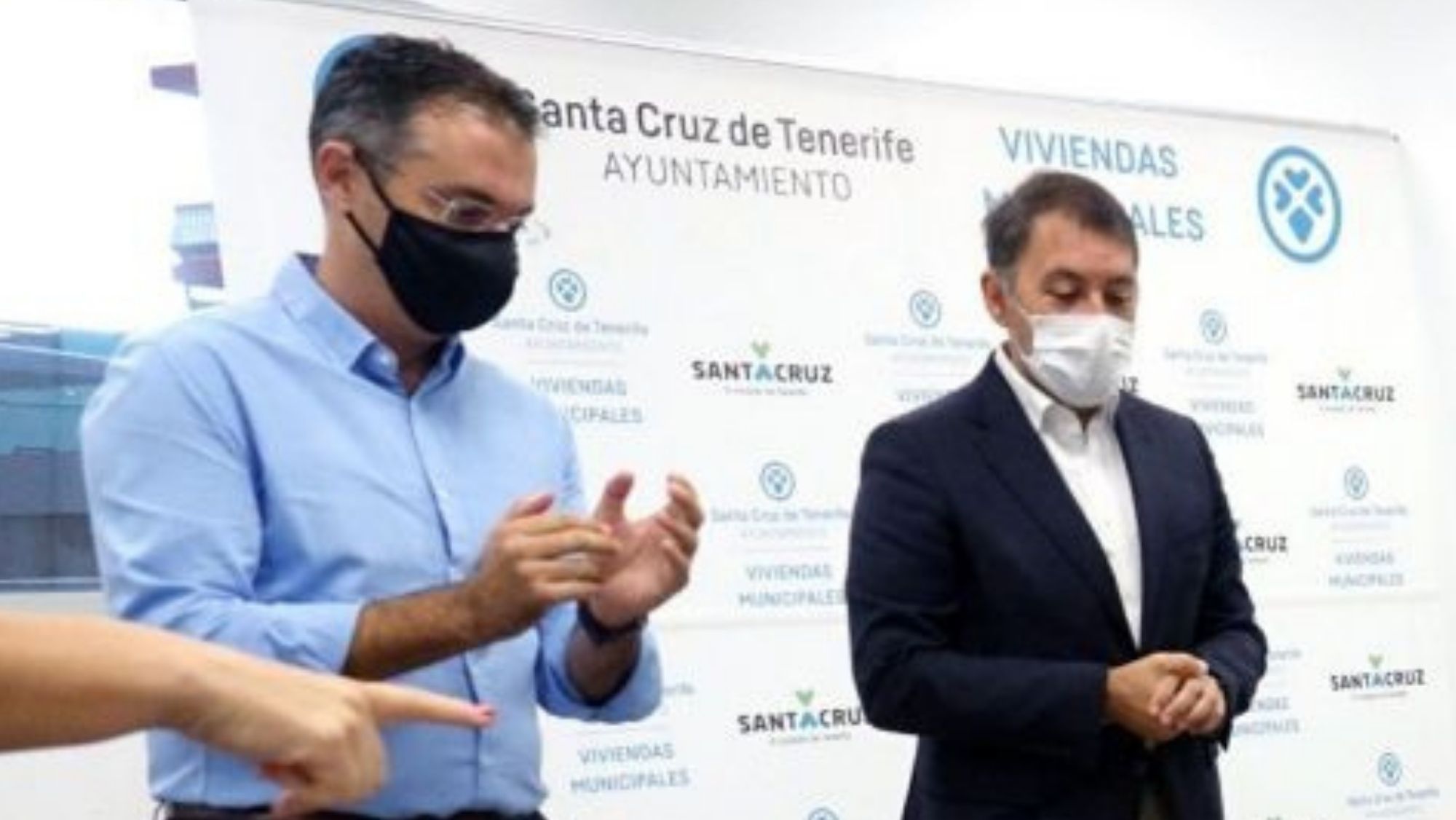 Carlos Tarife, concejal de Servicios Públicos, y José Manuel Bermúdez, alcalde de Santa Cruz. / Archivo