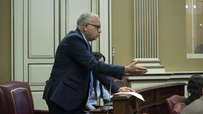 Casimiro Curbelo, portavoz de ASG, interviene desde su escaño del Parlamento./ ACFIPRESS/Estefanía Briganty