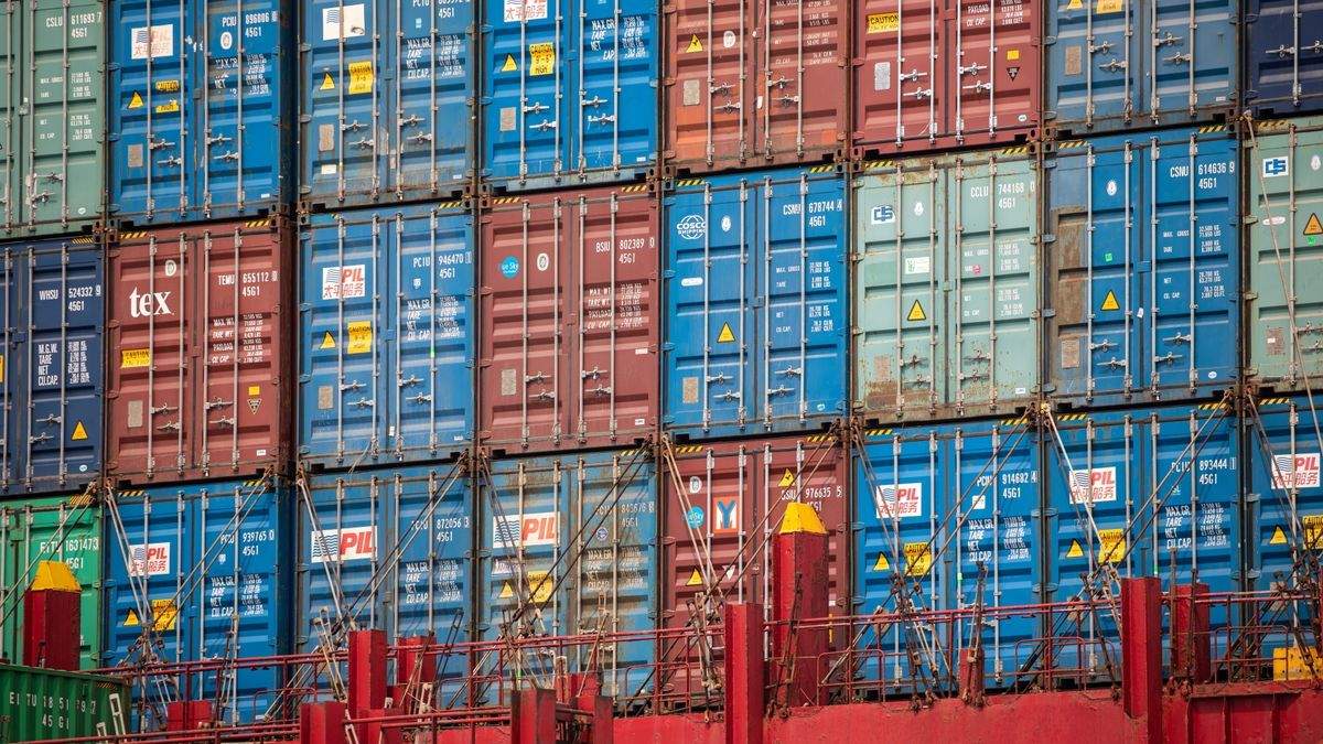 Imagen de contenedores en un puerto. / EFE