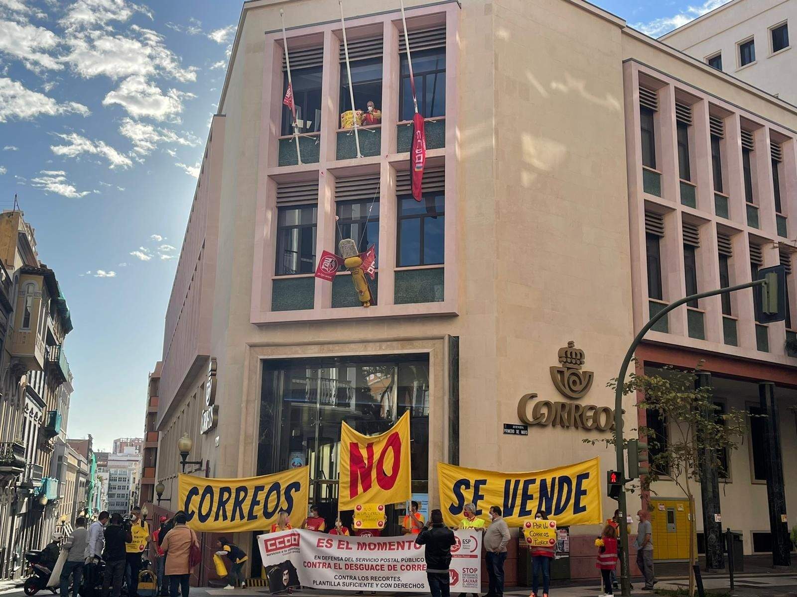 El exterior del edificio de Correos de Las Palmas de Gran Canaria, durante el encierro de sus trabajadores el pasado 25 de abril./ CCOO - UGT