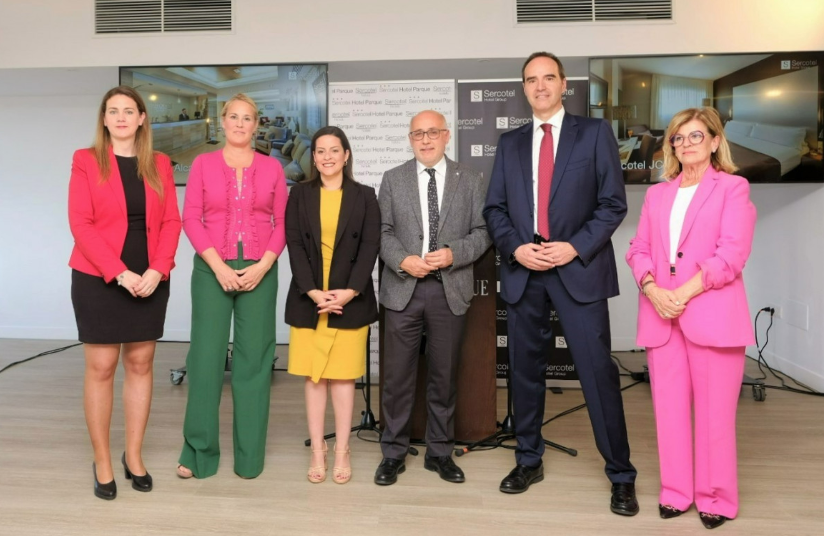 El CEO de Sercotel Hotel Group, José Rodríguez Pousa, junto a la consejera de Turismo, Industria y Comercio del Gobierno de Canarias, Yaiza Castilla, y el presidente del Cabildo de Gran Canaria, Antonio Morales./