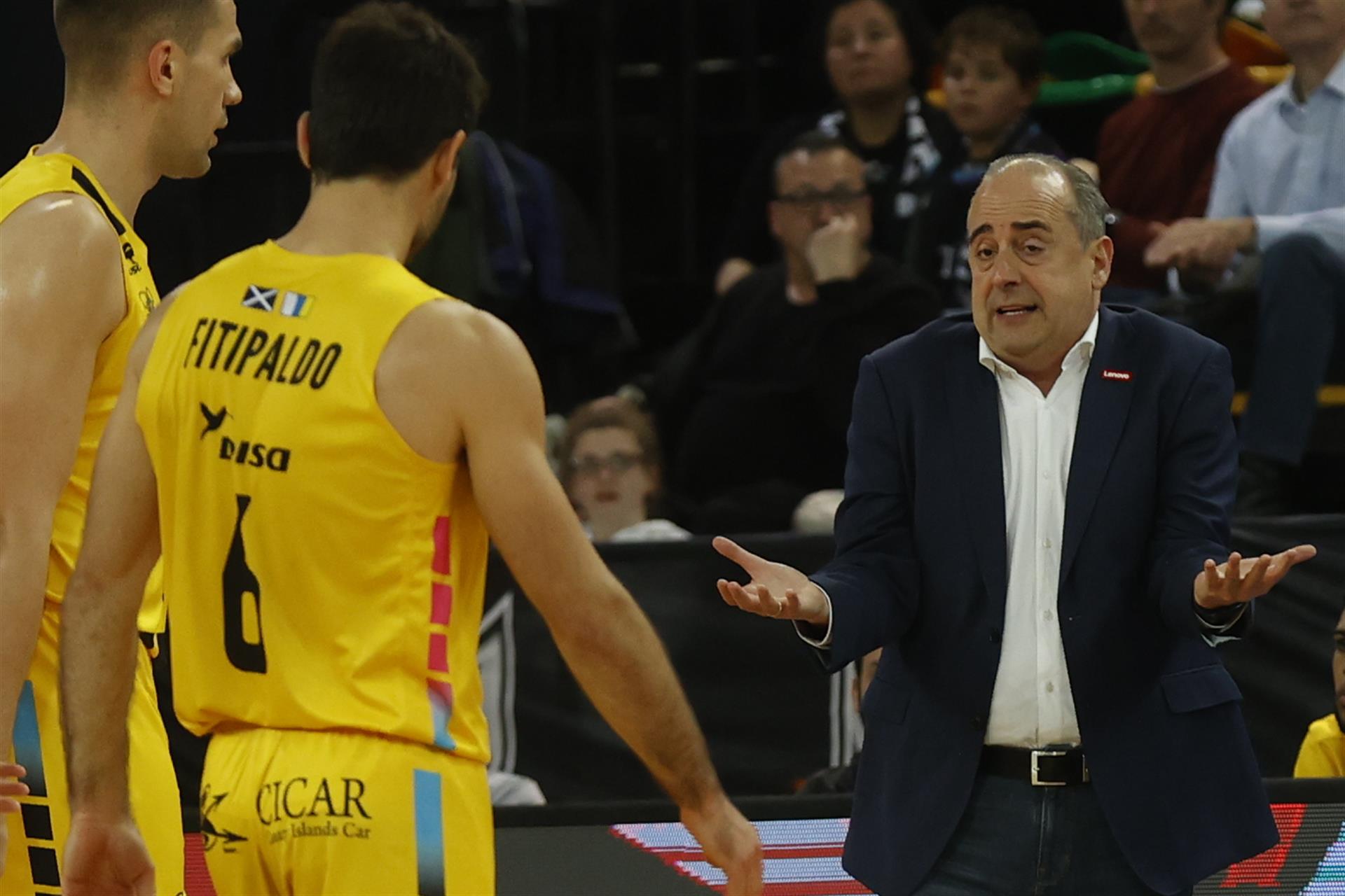 El entrenador del CB Canarias, Txus Vidorreta, conversa con Bruno Fitipaldo durante un partido de la temporada pasada./ EFE