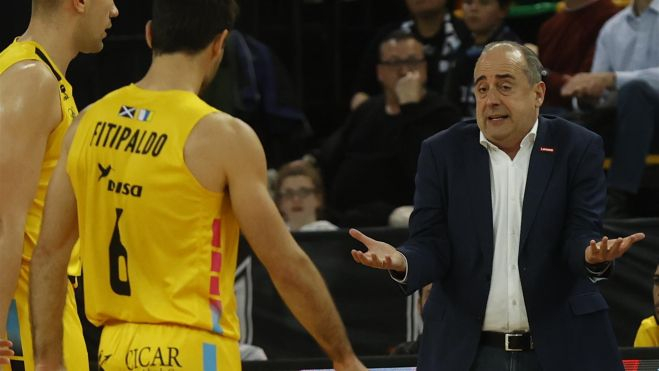 El entrenador del CB Canarias, Txus Vidorreta, conversa con Bruno Fitipaldo durante un partido de la temporada pasada./ EFE