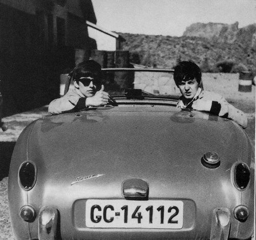 George y Paul en el Austin con el que recorrieron Tenerife./ beatlesarchive.net
