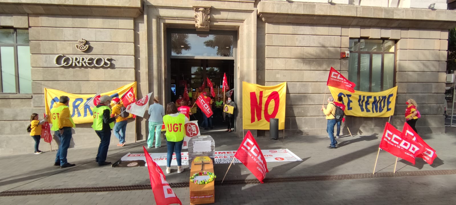 CCOO y UGT se encierran en la sede de Correos en Santa Cruz de Temerof