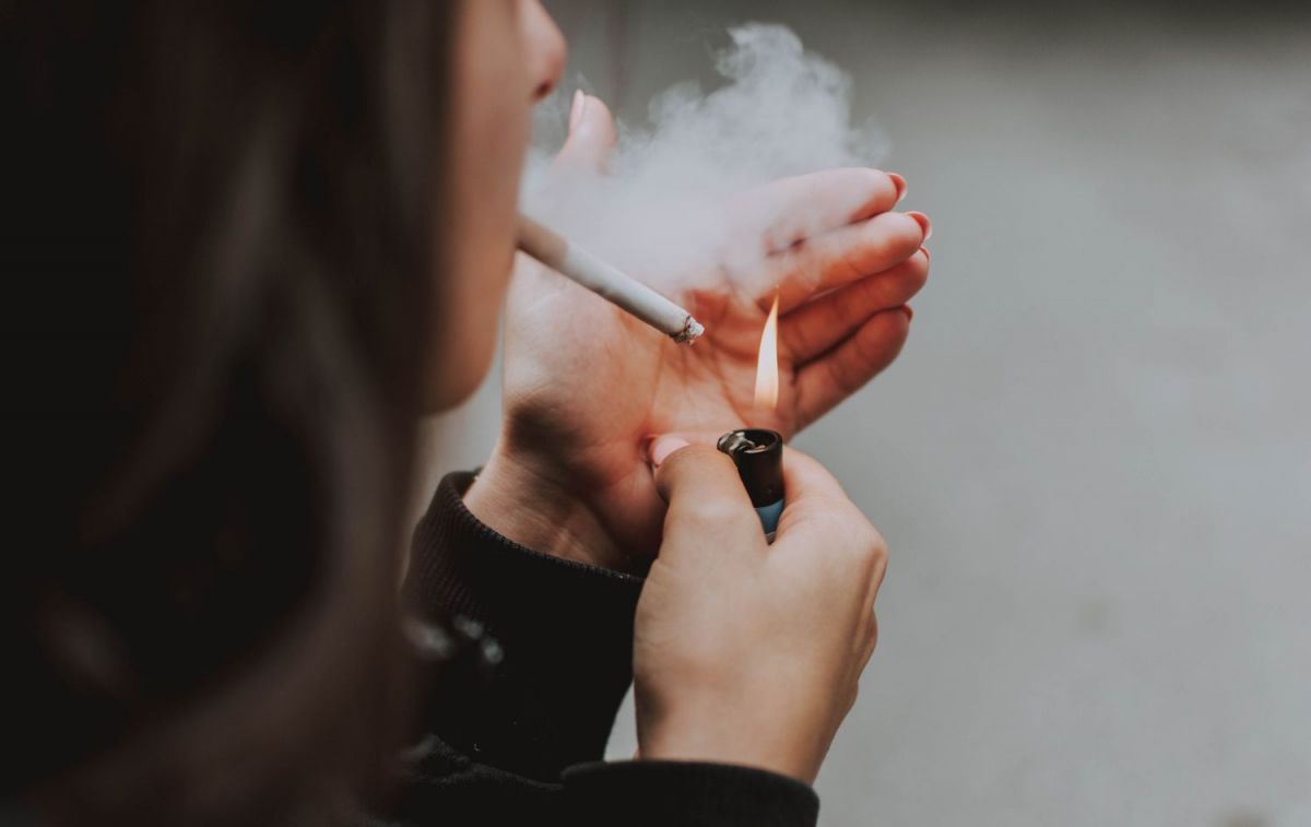 Una consumidora se enciende un cigarro en la calle./ UNSPLASH