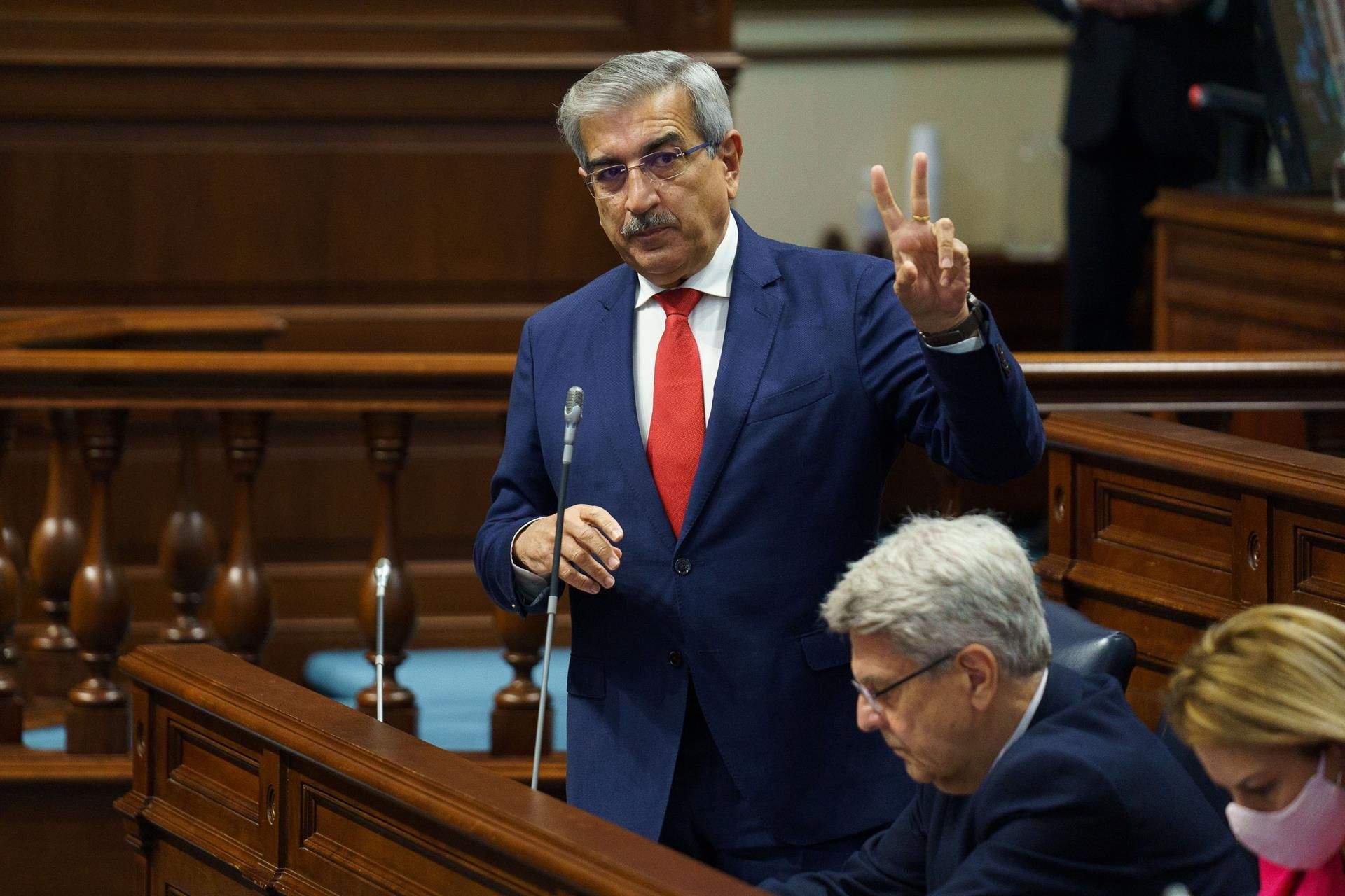 El consejero de Hacienda, Presupuestos y Asuntos Europeos, Román Rodríguez, durante el pleno del Parlamento de Canarias./