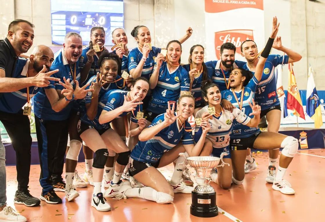 Jugadoras y cuerpo técnico del CV Haris La Laguna celebran el campeonato de Superliga conseguido ante CV Gran Canaria./ Twitter Haris