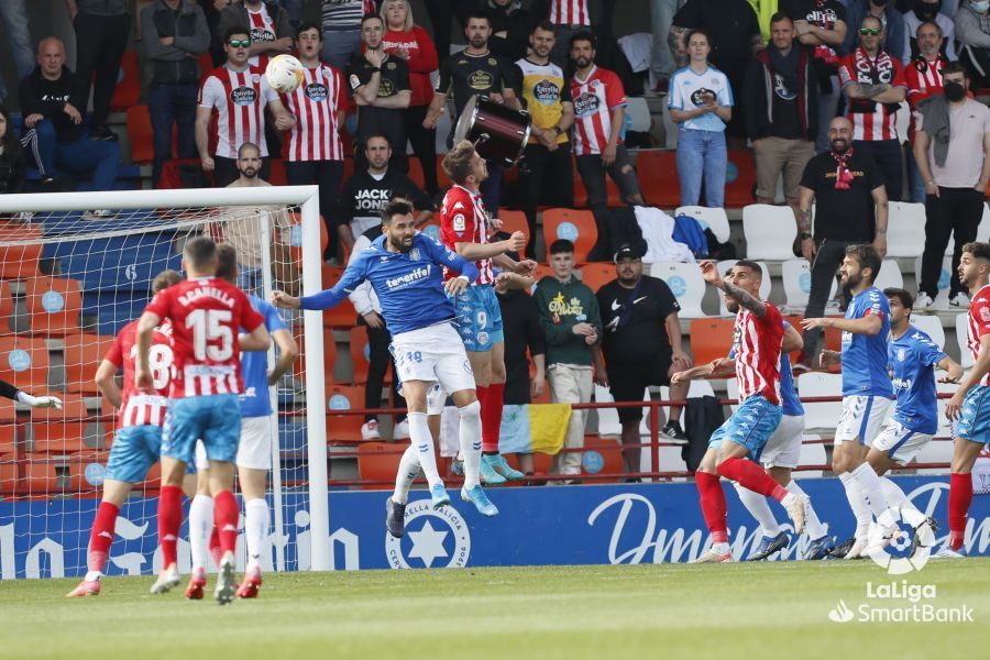 Enric Gallego disputa un balón de cabeza en la victoria del CD Tenerife ante el Lugo en el Anxo Carro en la pasada temporada./ LaLiga