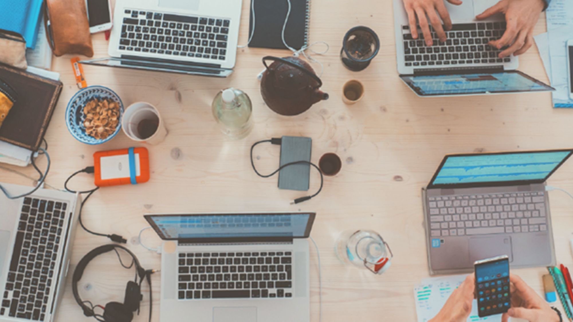 Un grupo de empleados con herramientas digitales. / Imagen de la red