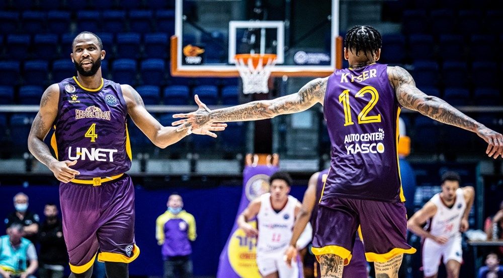 Chris Johnson y Michale Kyser, dos de los pilares de Hapoel Holon, el rival del CB Canarias en semifinales de la Liga de Campeones de Baloncesto./ BCL