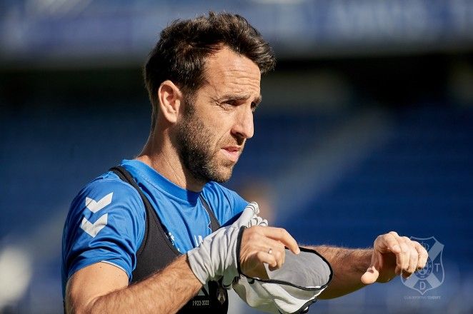 En su noveno curso como blanquiazul, el central granadino vive su temporada más ilusionante como jugador del CD Tenerife./ CDT