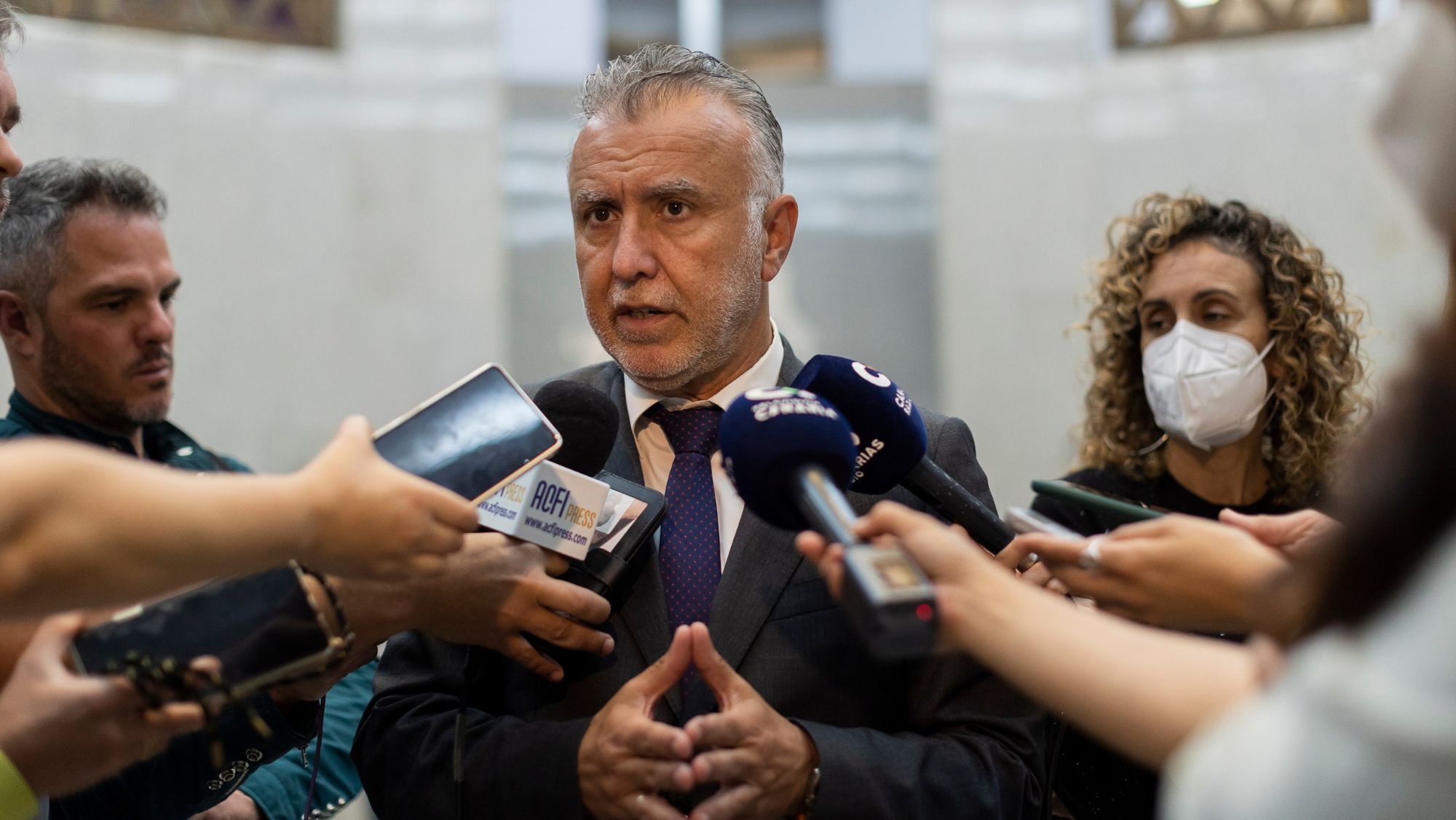 El presidente de Canarias, Ángel Víctor Torres, atendiendo a los medios de comunicación. / Efe Archivo