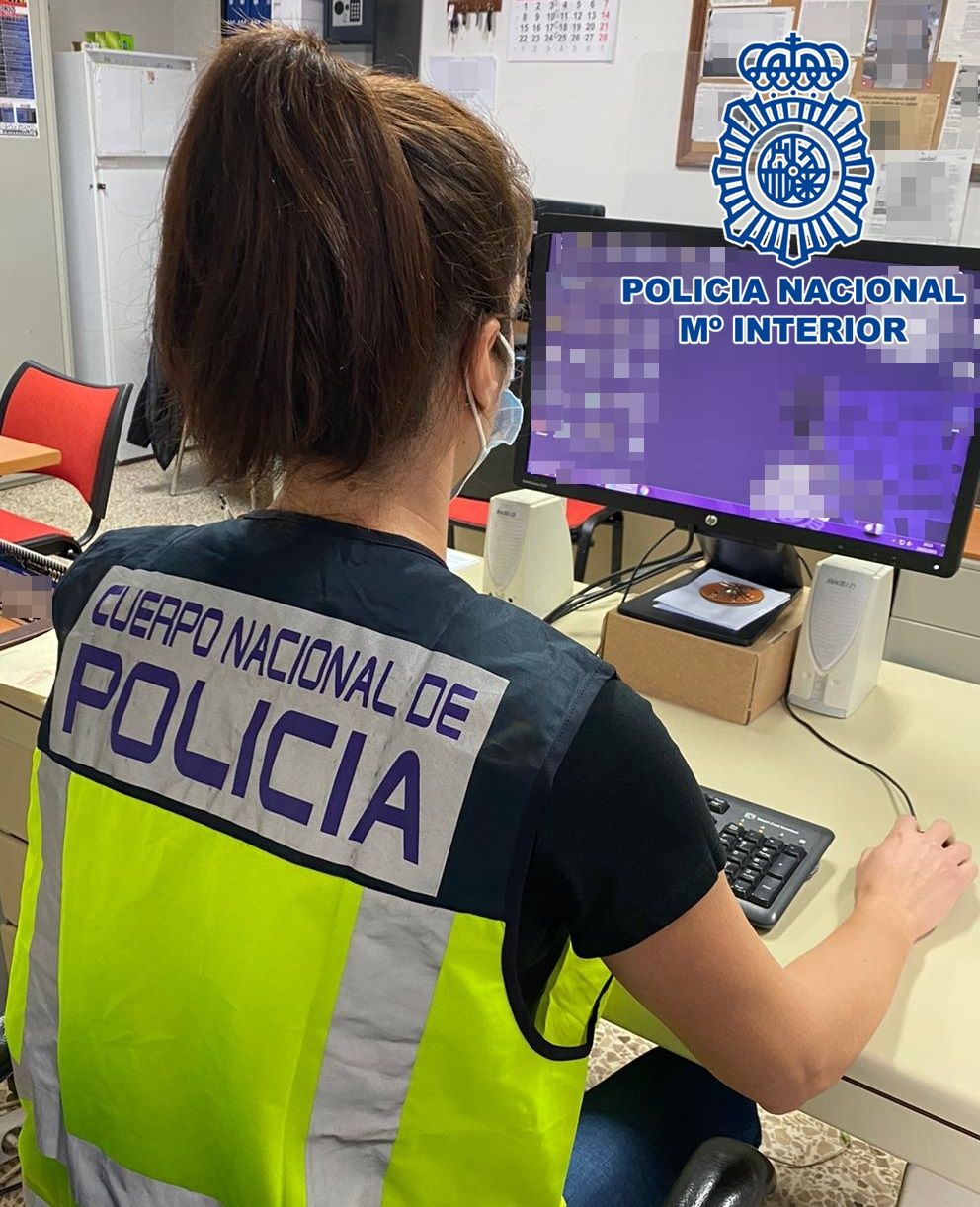Una agente de la Policía Nacional ./ Archivo