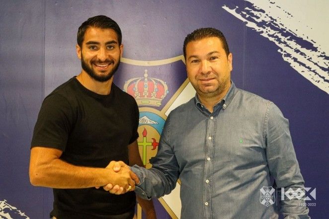 Jérémy Mellot y Juan Carlos Cordero durante la firma de renovación del contrato en las oficinas del CD Tenerife./ CDT