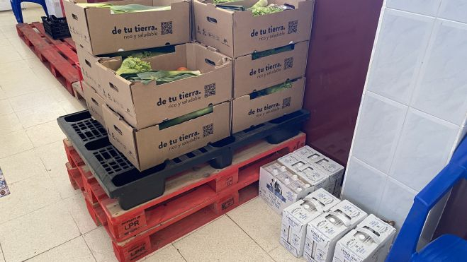 Imagen de las cajas con comida que llegan a la AAVV. / Atlántico Hoy 