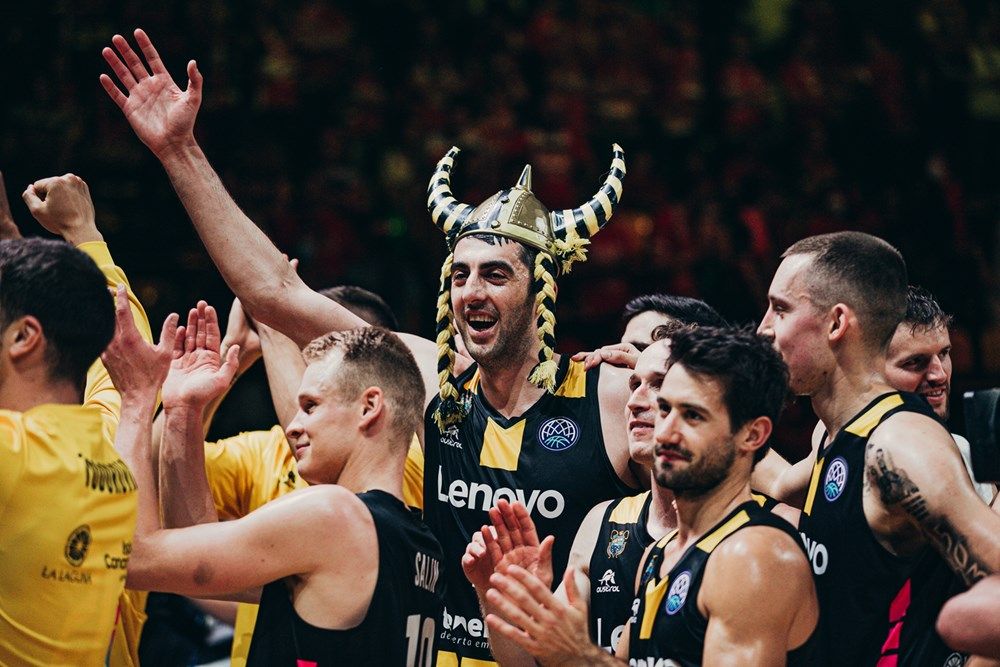 Gio Shermadini celebra con el resto de la plantilla del CB Canarias el pase a la final de Basketball Champions League./ BCL