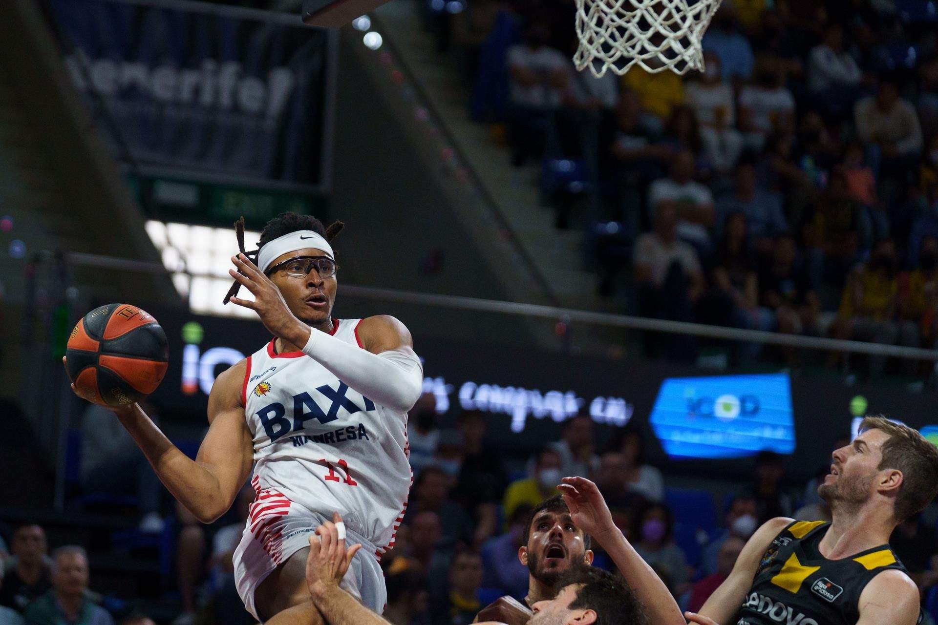 Chima Moneke se alza ante Doornekamp en el último encuentro liguero disputado entre CB Canarias y Baxi Manresa./ BCL