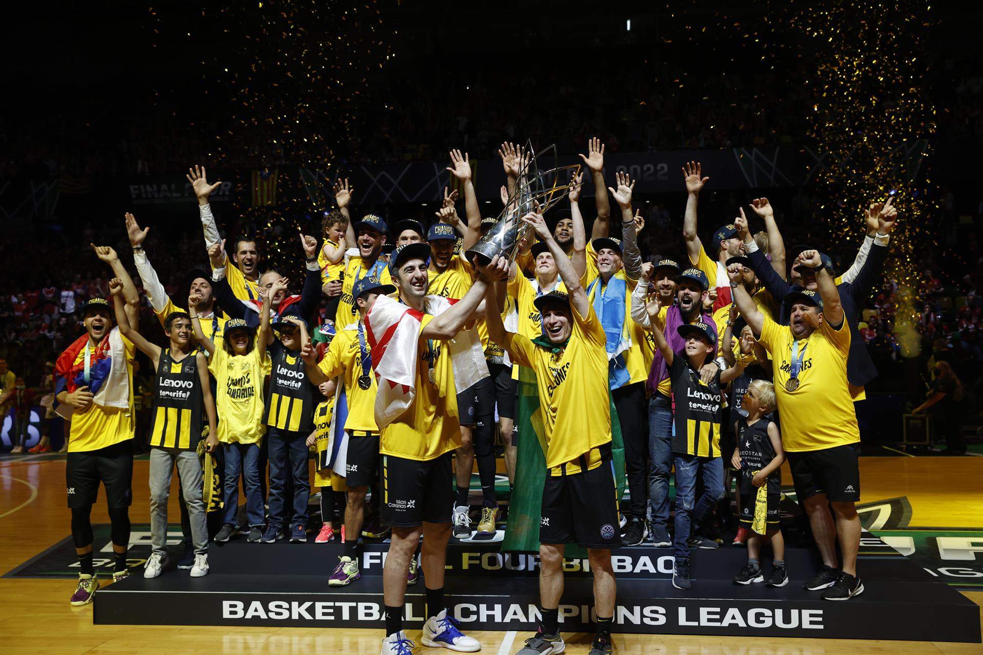 El CB Canarias alza su segunda Basketball Champions League tras vencer a Baxi Manresa en la final disputada en Bilbao./ EFE