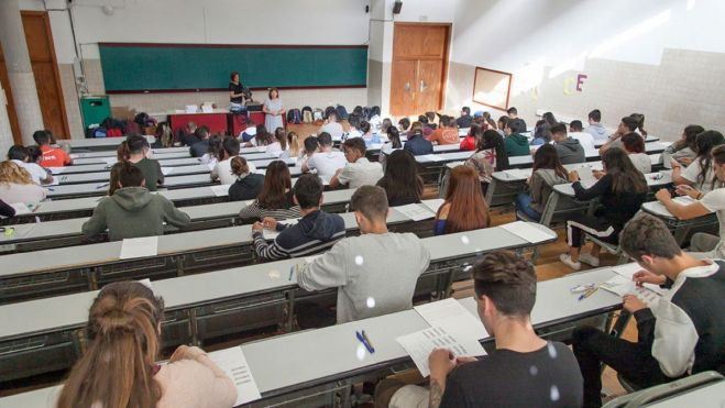 Alumnos preuniversitarios haciendo la EBAU. / Universidad de La Laguna 