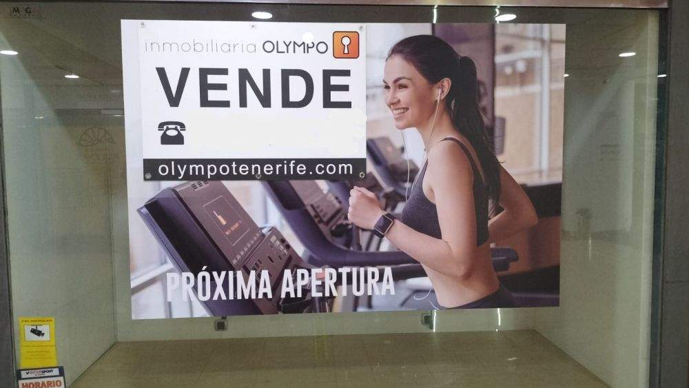 Un cartel anuncia la próxima apertura del gimnasio en el Bulevar sobre el escaparate de un local en venta./ AH Un cartel anuncia la próxima apertura del gimnasio en el Bulevar sobre el escaparate de un local en venta./ AH