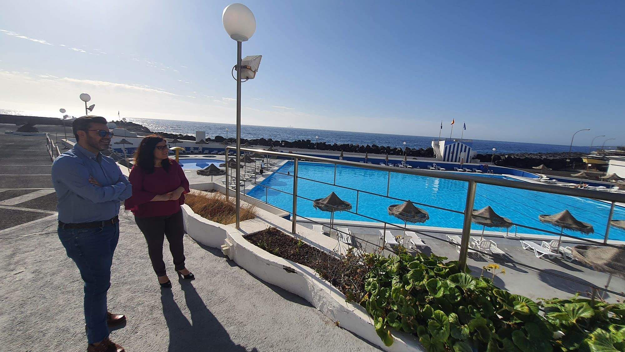 El consejero insular de Cooperación Municipal y Vivienda, Zebenzuí Chinea, y la alcaldesa de Candelaria, María Concepción Brito. / Cedida