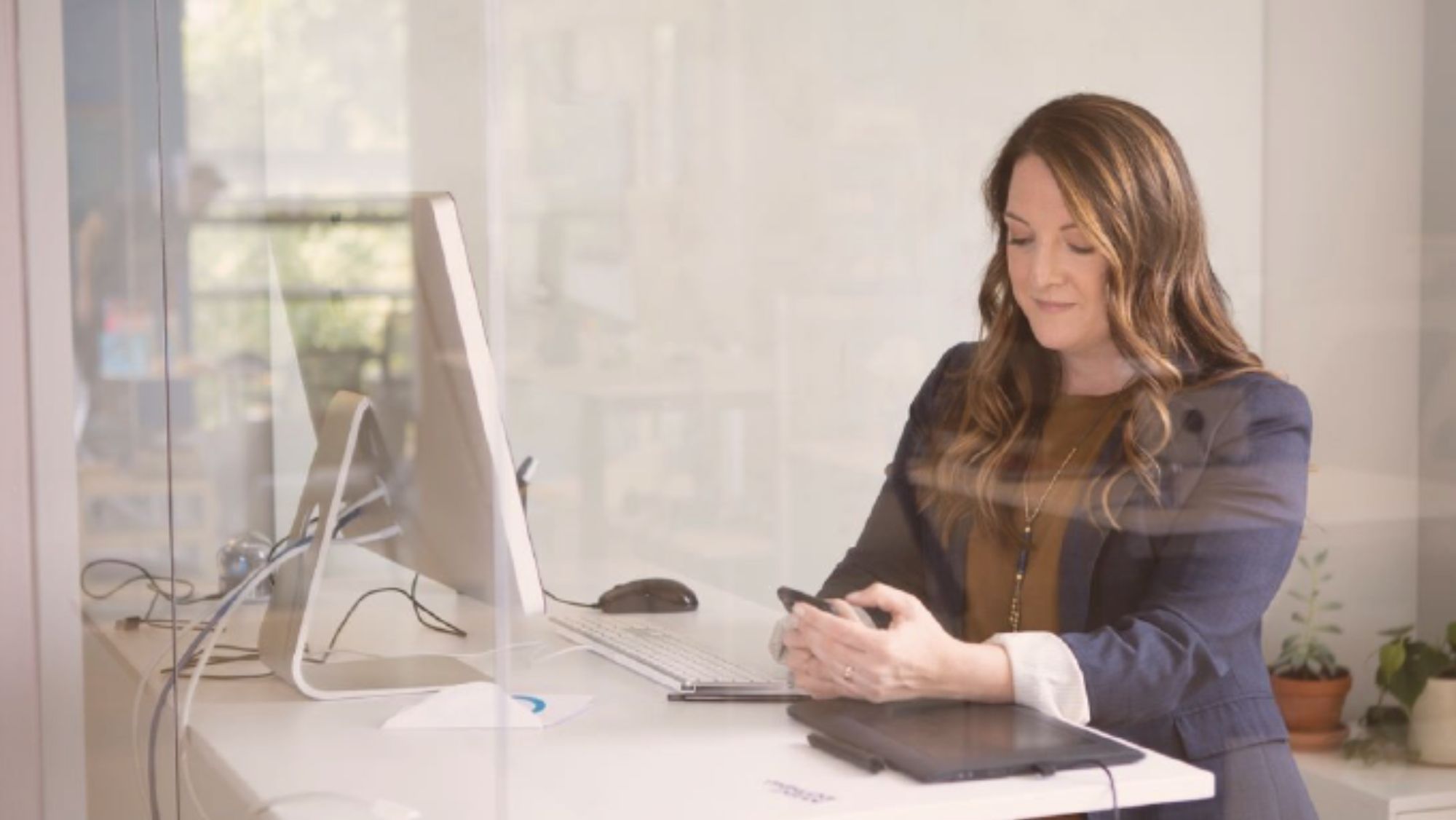 Una mujer usa herramientas digitalizadoras para su empresa. / Imagen de la red