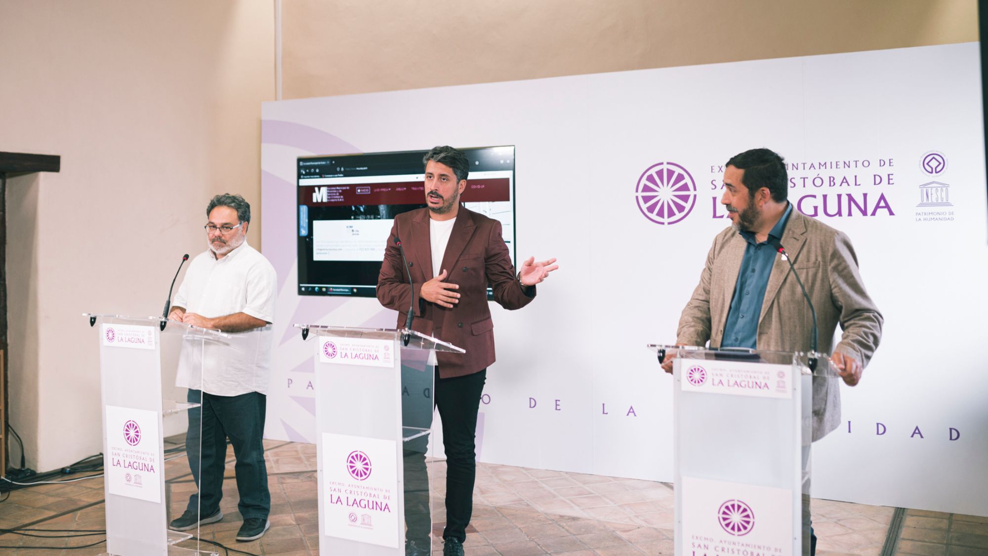 El consejero delegado de Muvisa, Juan Ignacio Viciana, el alcalde de La Laguna, Luis Yeray Gutiérrez, y el concejal de Bienestar Social, Rubens Ascanio. / Cedida