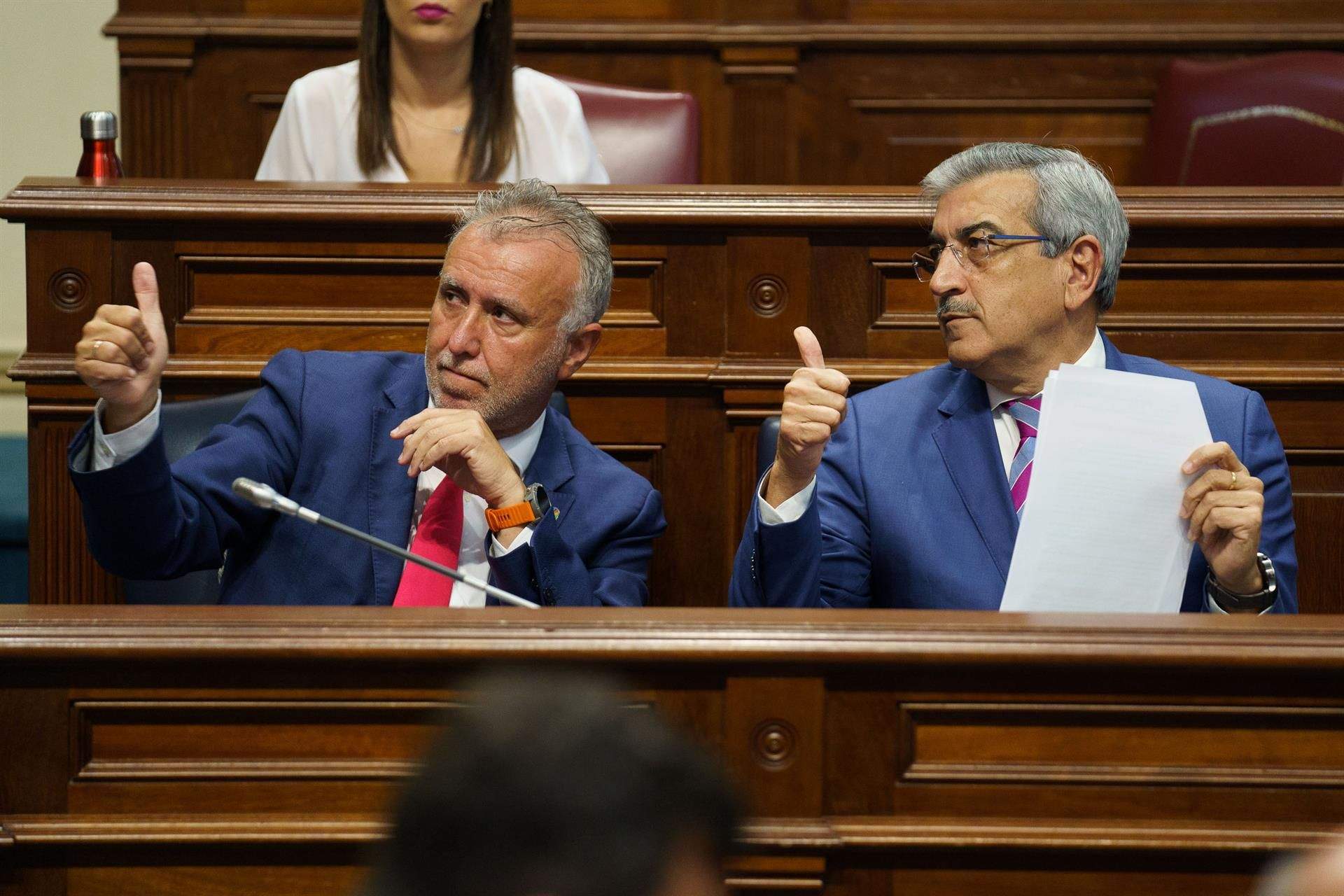 Ángel Víctor Torres (izq.) y Román Rodríguez (dcha.), de Nueva Canarias, durante un pleno del Parlamento./ EFE/Archivo