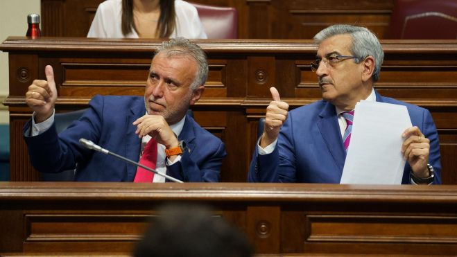 Ángel Víctor Torres (izq.) y Román Rodríguez (dcha.), de Nueva Canarias, durante un pleno del Parlamento./ EFE/Archivo