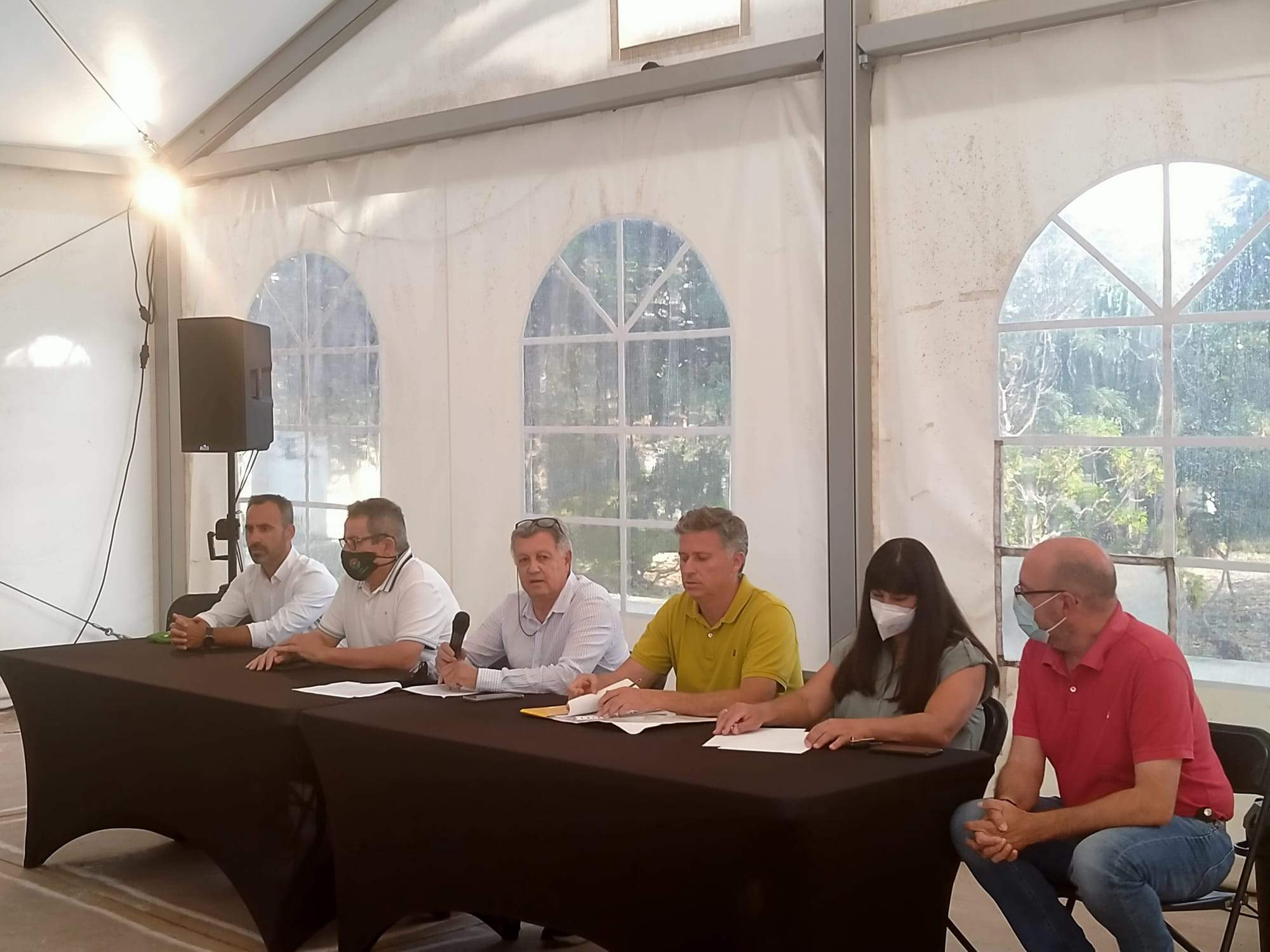 Las asociaciones de ganaderos explicando al colectivo las conclusiones de la reunión con el Gobierno canario. / Atlántico Hoy 