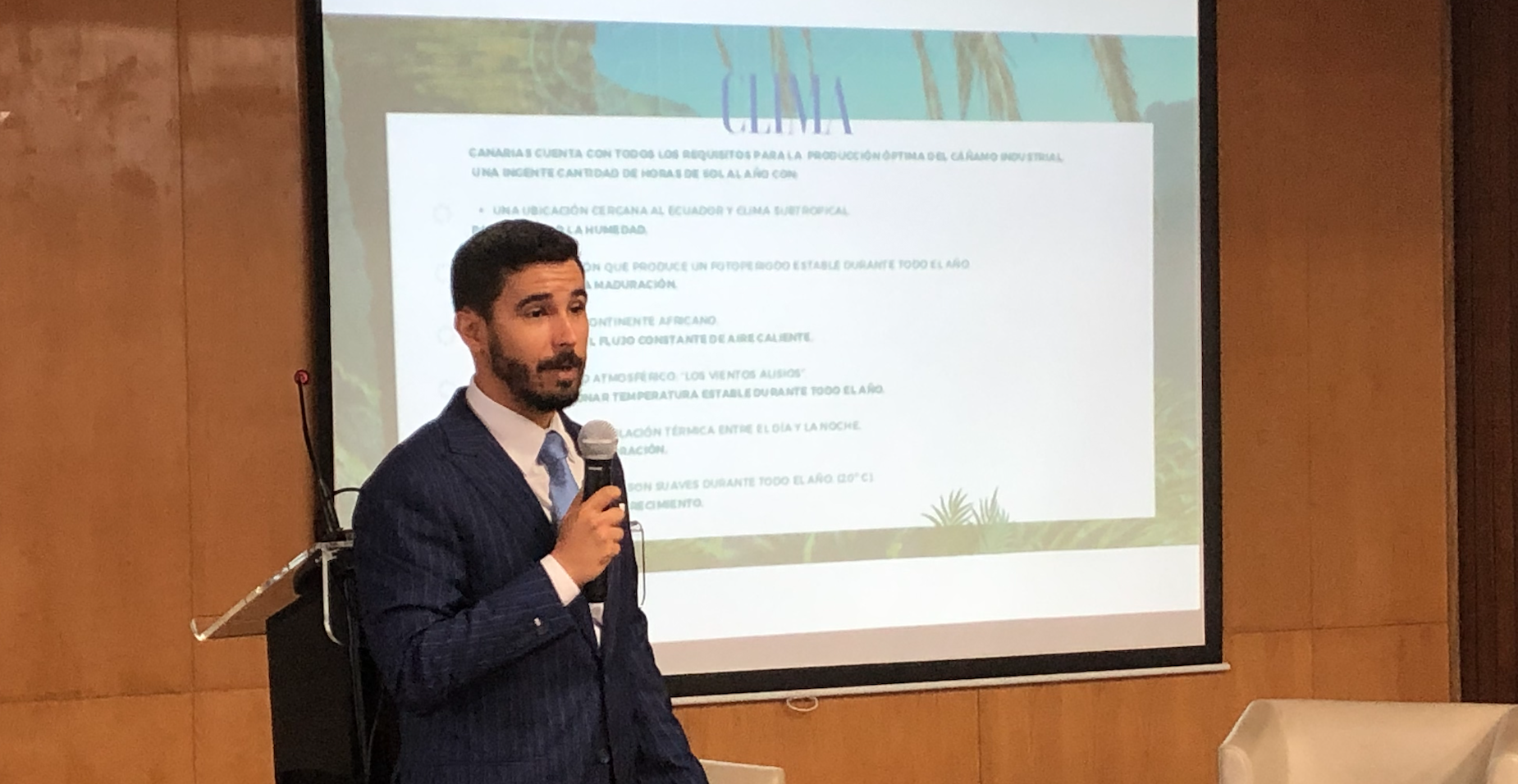 Antonio Inurria, director de Consulting Cannabis Canarias, en un momento de su intervención./