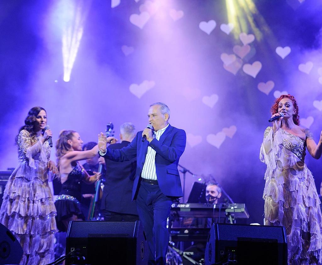 Efraín Medina en un momento de su espectáculo Mucho + amor, que llevará a Vallehermoso./