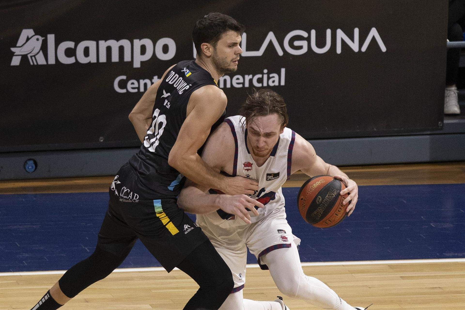 Todorovic pelea con Raieste en la victoria de Baskonia ante CB Canarias en el Santiago Martín./ EFE