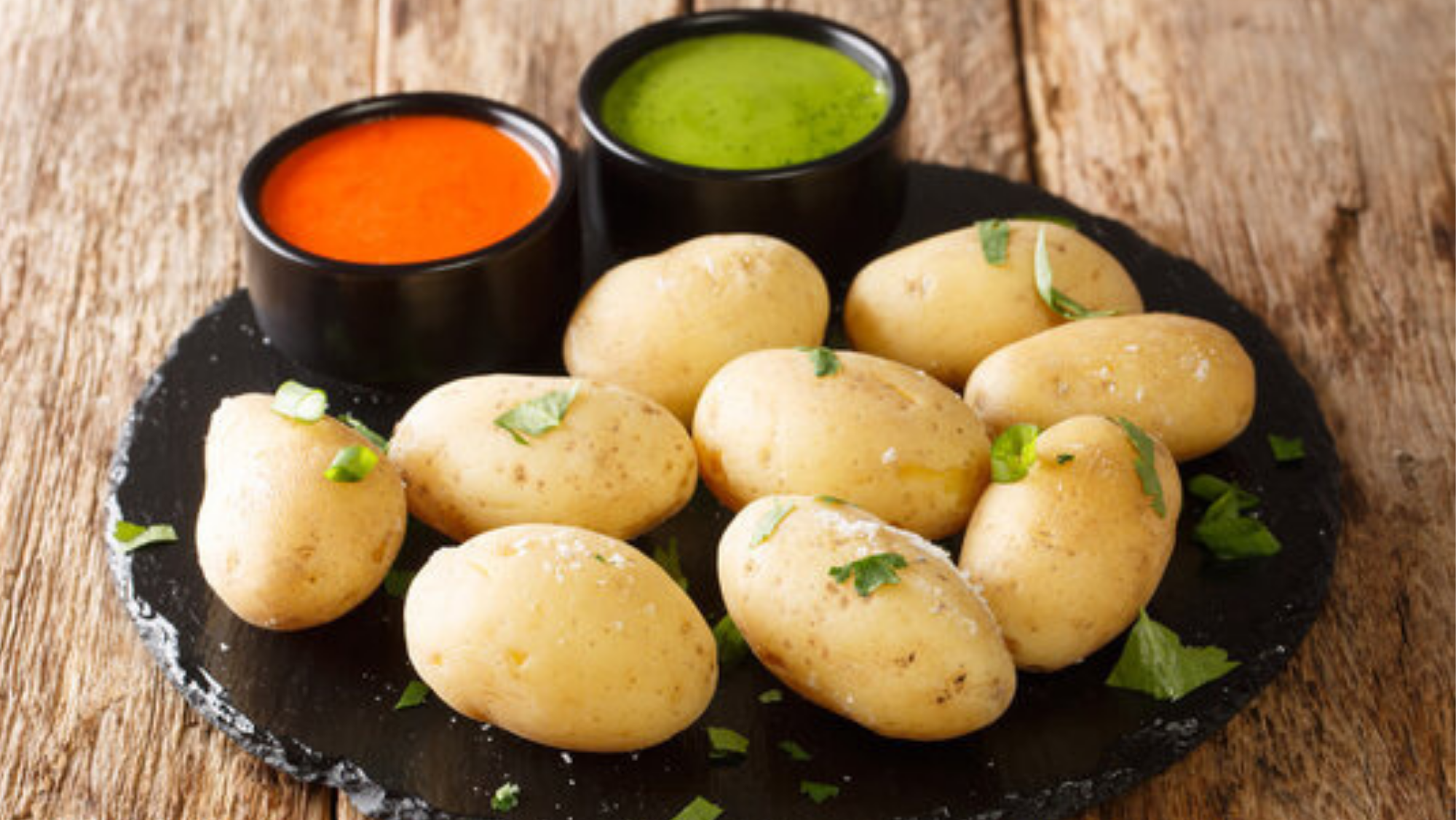 Plato de papas arrugadas / STOCK PHOTO