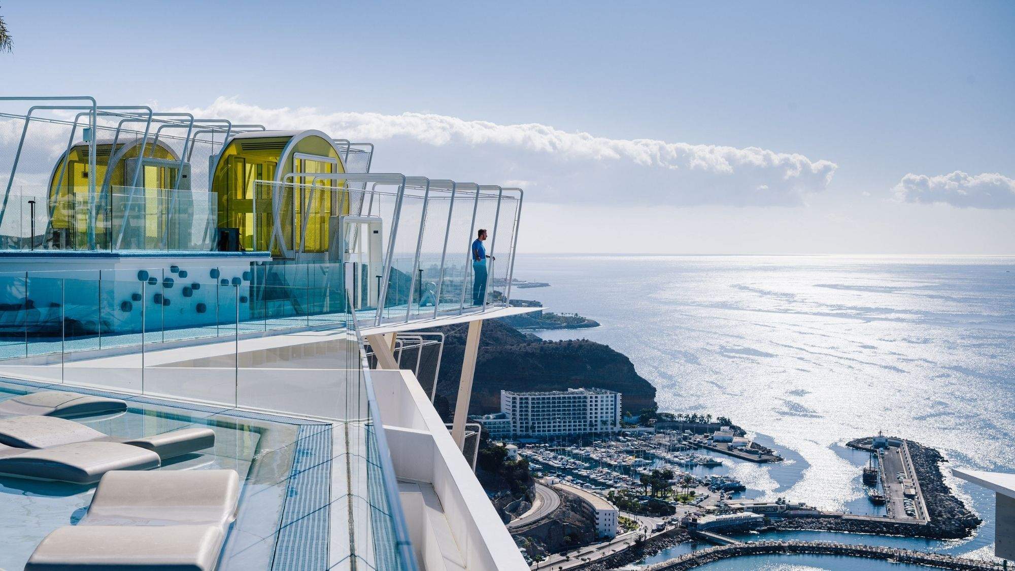 El arquitecto Ramón López Neira De la Torre en la quinta planta del funicular diseñado por su estudio. / Cedida