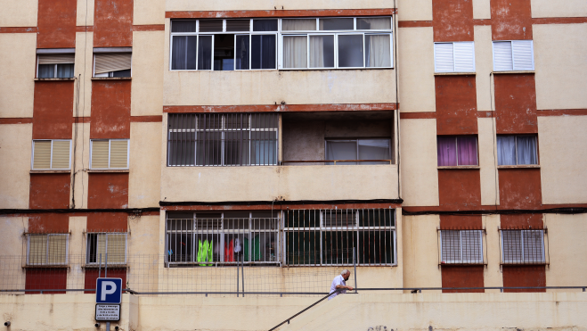 Fachada de un edificio de viviendas en el barrio de La Cuesta, en Tenerife (Canarias) . / Atlántico Hoy