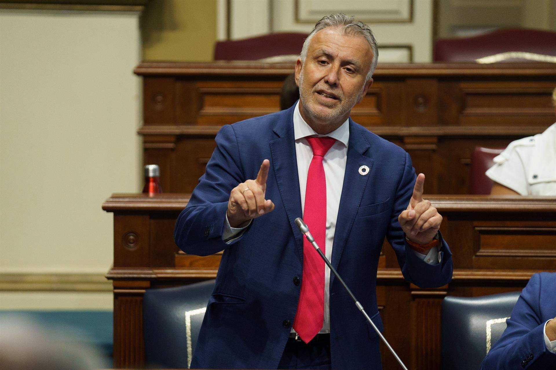 Ángel Víctor Torres durante una intervención en el Parlamento de Canarias./ EFE