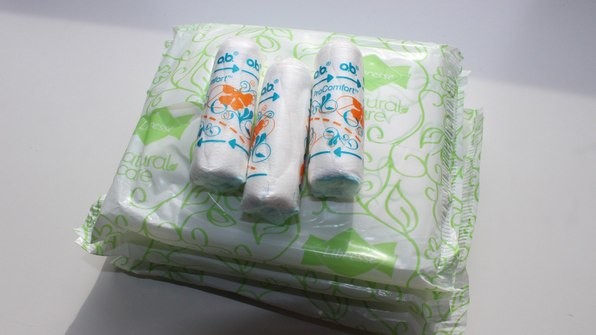 productos de higiene femenina: compresas y tampones. unsplash