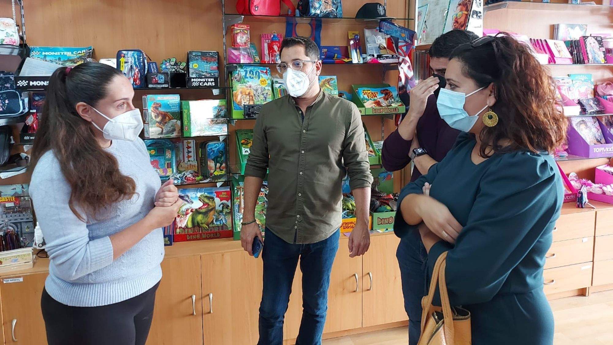 Visita a los comercios de las autoridades insulares. / Cedida