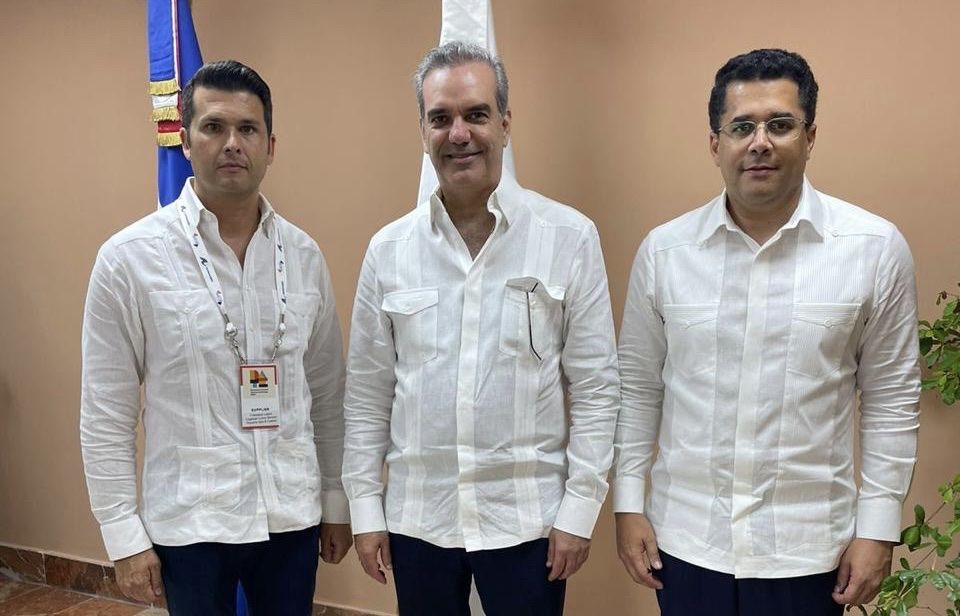 Francisco López, CEO de Lopesan Hotel Group, el presidente Luis Abinader, y el ministro de Turismo, David Collado./ Dominicantoday.com
