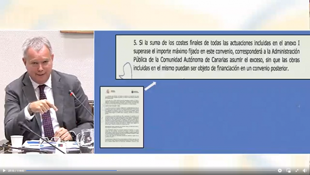 Franquis expone la clausula que, según él, "hipoteca" a Canarias./ Parlamento Canarias Franquis expone la clausula que, según él, "hipoteca" a Canarias./ Parlamento Canarias
