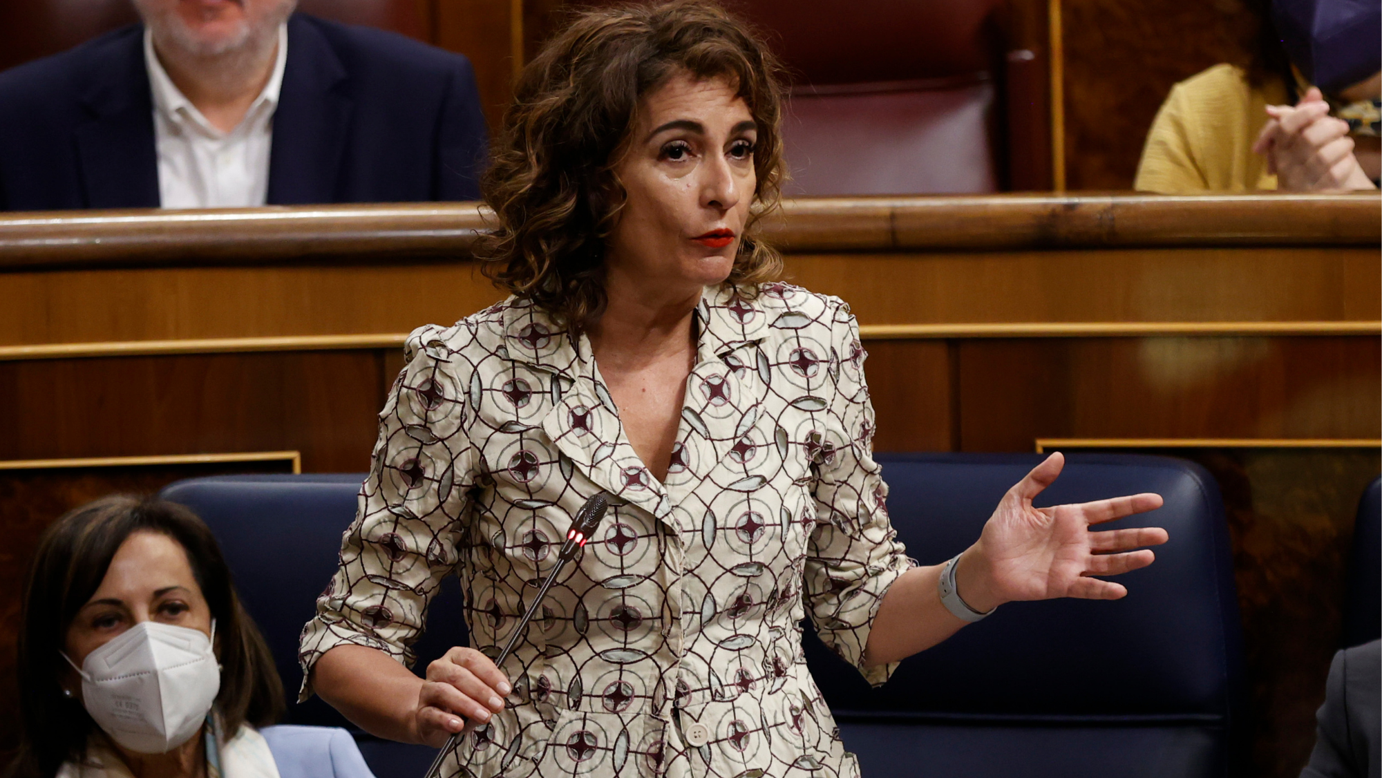 La ministra de Hacienda, María Jesús Montero, durante una sesión de control al Gobierno. / Juan Carlos Hidalgo (EFE)