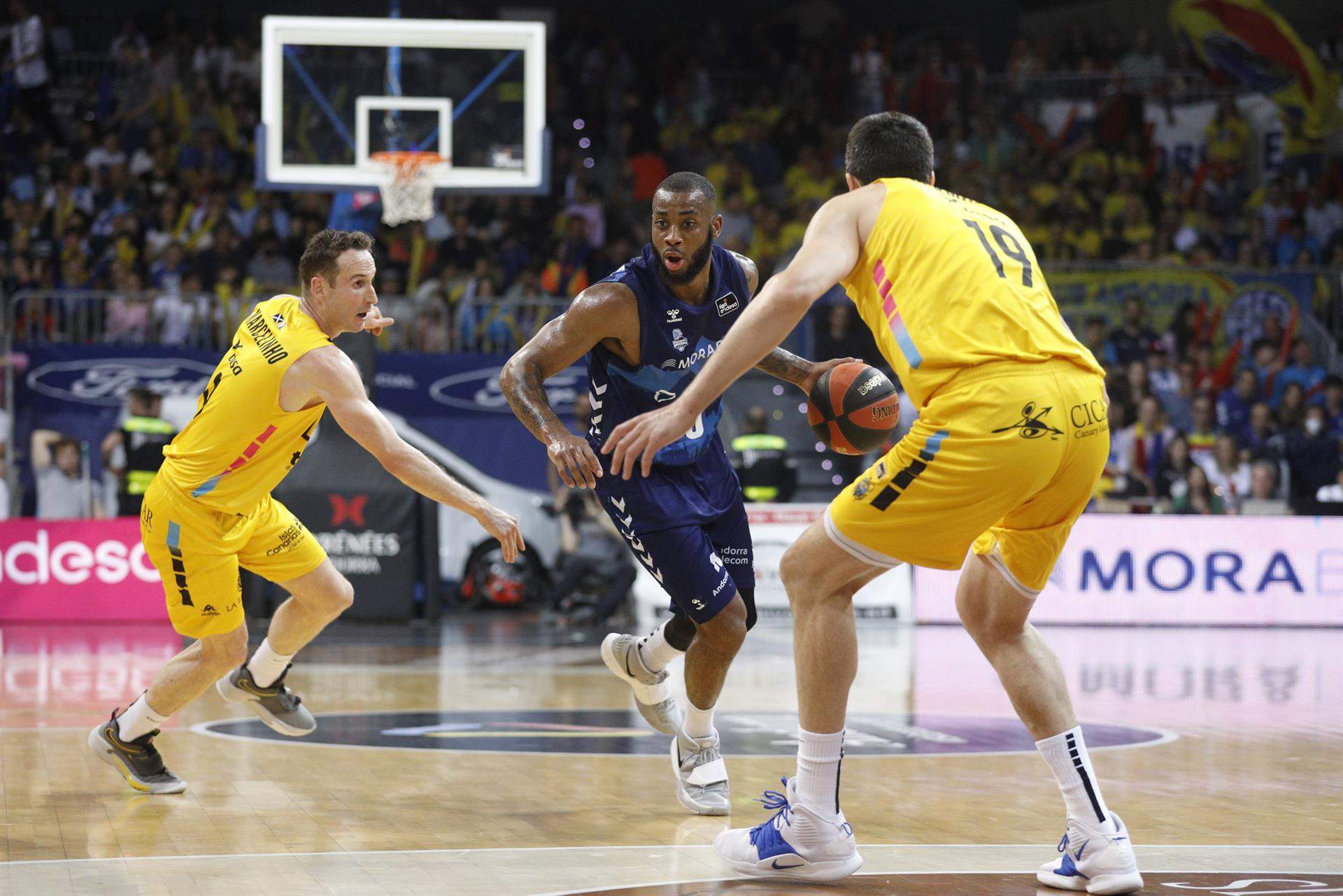 Marcelinho y Shermadini se aplican en defensa en la última jornada de Liga ante Moraban Andorra./ EFE