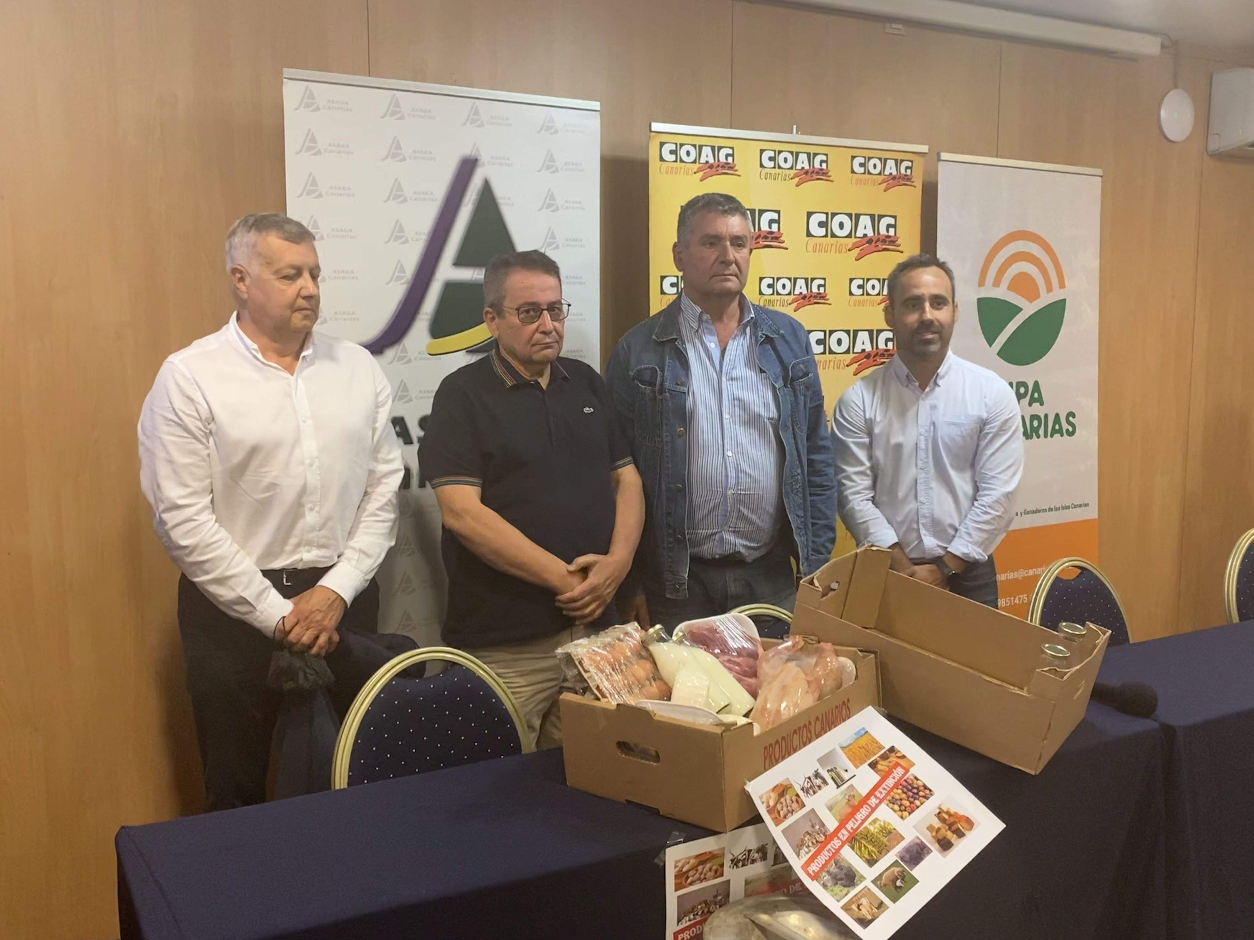 Las principales organizaciones de ganaderos durante la nueva asamblea. / AH 