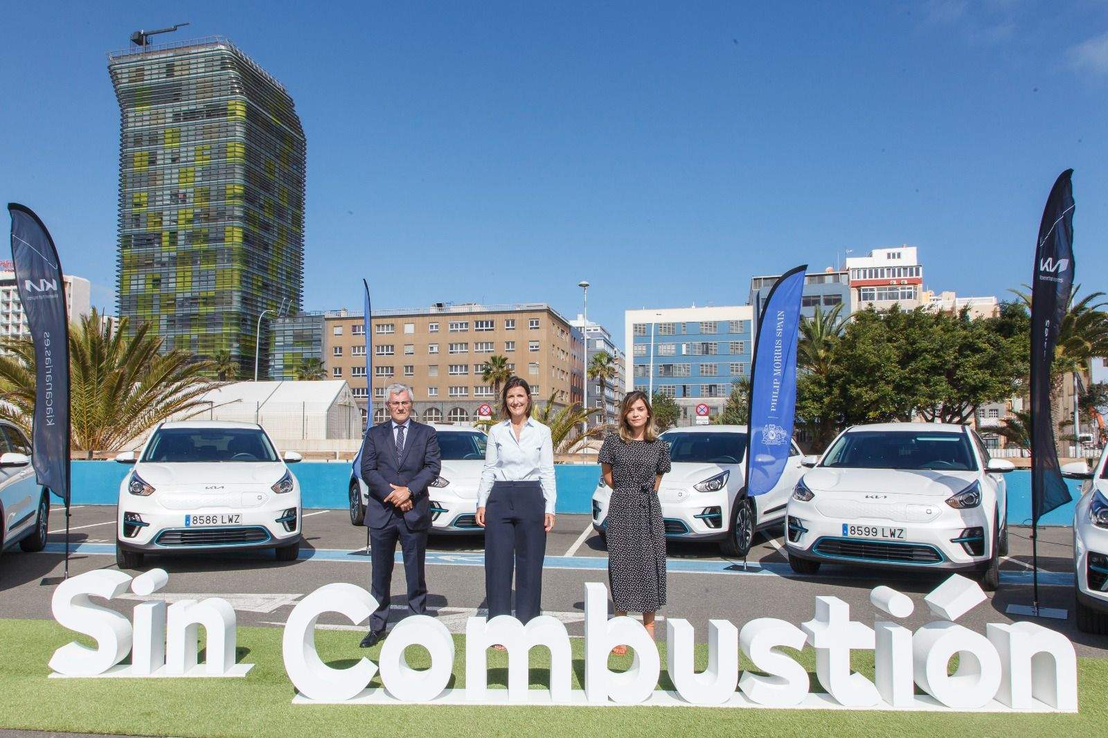 Entrega de los nuevos vehículos eléctricos de Philip Morris Canarias./