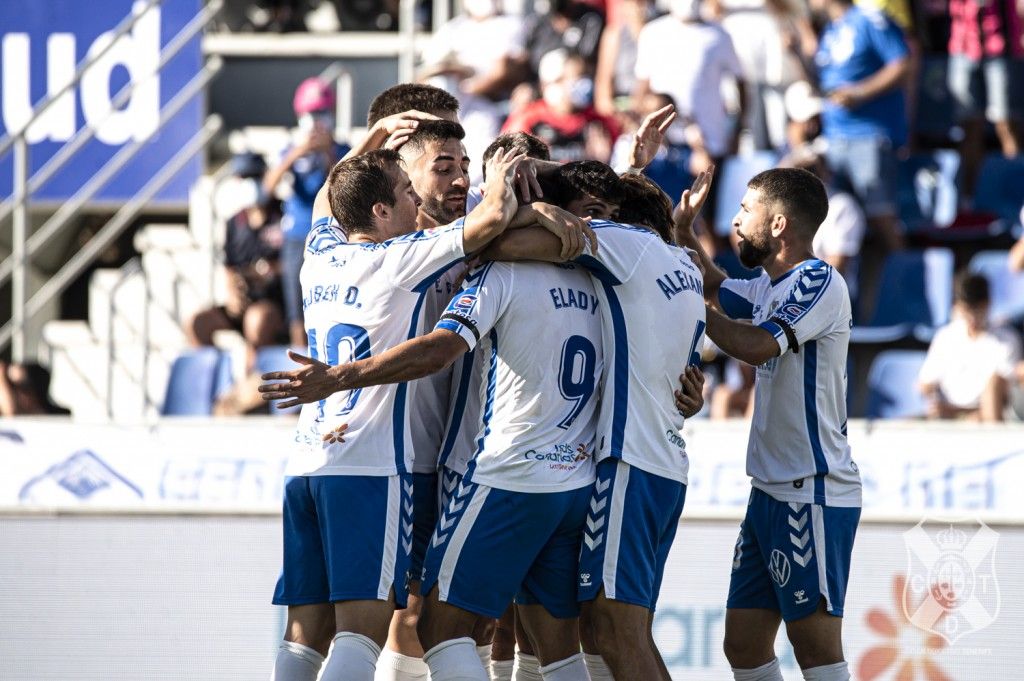 Aunque aún están por determinar fecha, hora y rival, el CD Tenerife ha puesto a disposición de los abonados las entradas para el partido de semifinales de playoff de ascenso a Primera./ CDT
