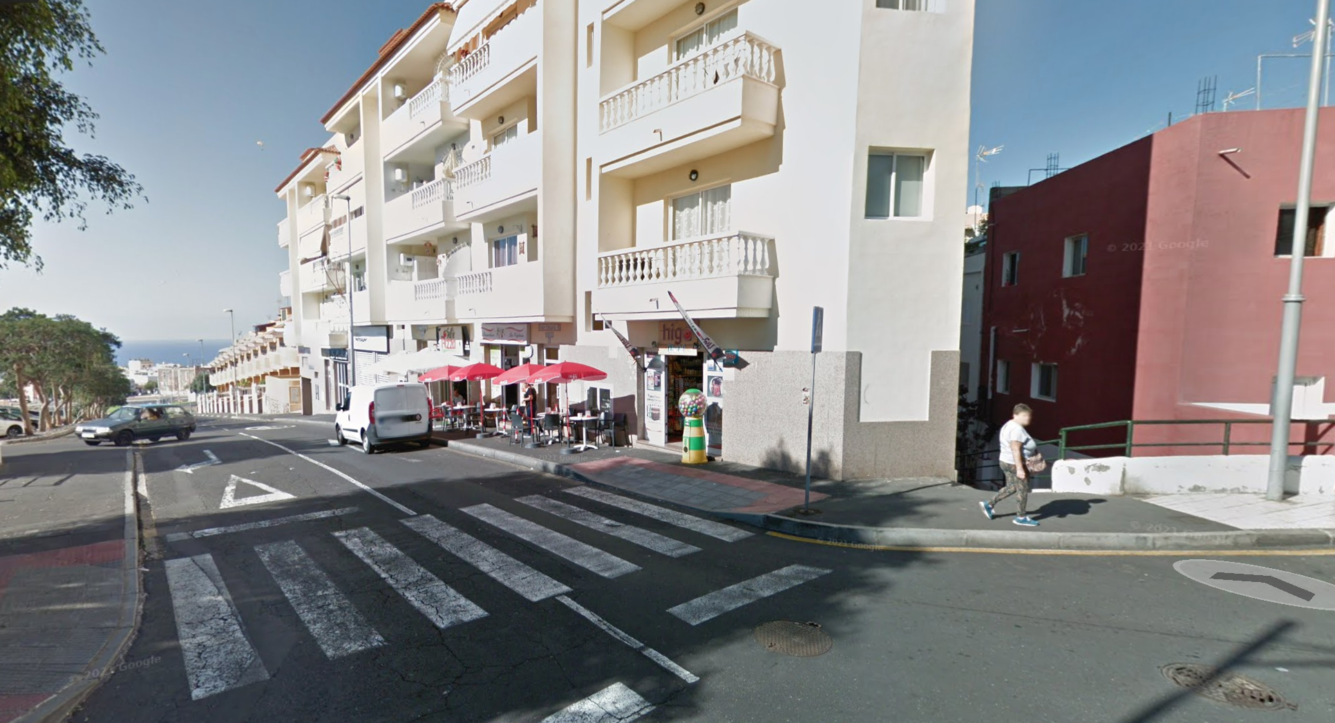 Calle Tegueste, en Adeje, donde tiene el domicilio social y las oficinas Cas Central./